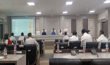 आवेदनों के समुचित निराकरण पर दें जोर : कलेक्टर