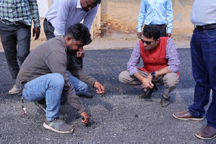 सड़क निर्माण के औचक निरीक्षण में पहुंचे कलेक्टर, मौके पर करवायी सैंपल की जांच