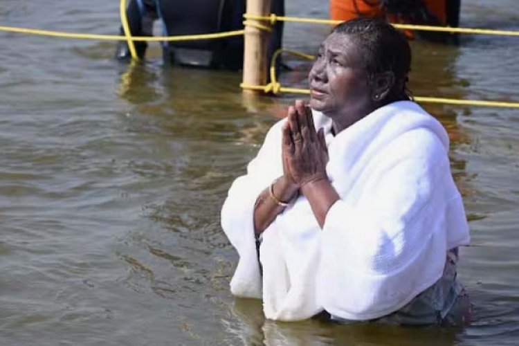 महाकुंभ पहुंची राष्ट्रपति मुर्मू, लगाई संगम में डुबकी, किया पूजन, सीएम योगी ने किया स्वागत