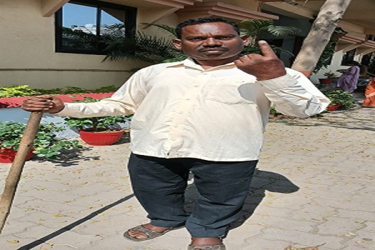 लकवाग्रस्त होने के बावजूद अशोक केरकेट्टा ने डाला वोट