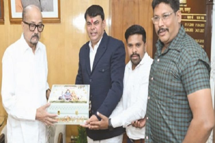 बाबा की बारात का आमंत्रण कार्ड राज्यपाल को देने राजभवन रायपुर पहुंचे दया सिंह