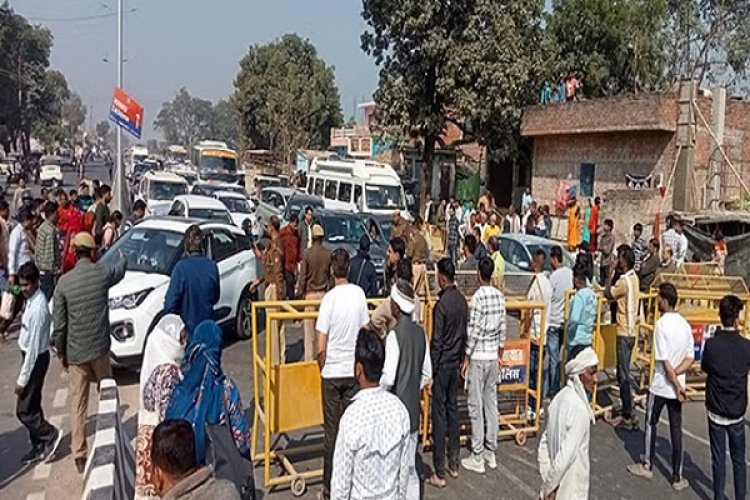 छुट्टी वाले दिन महाकुंभ में भारी भीड़, स्टेशनों पर श्रद्धालुओं का रेला