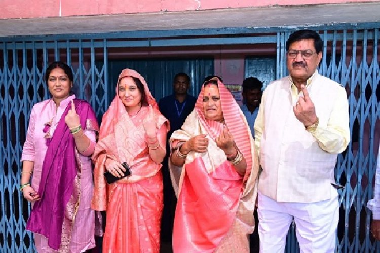 खाद्यमंत्री दयालदास ने अपने गृहग्राम कुरा में किया मताधिकार का प्रयोग