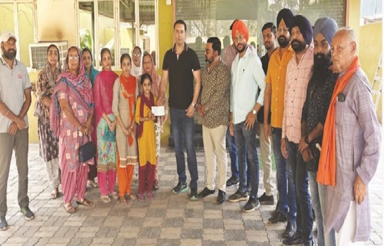 5 बच्चों को इन्द्रजीत सिंह ने प्रदान किये छात्रवृत्ति का चेक