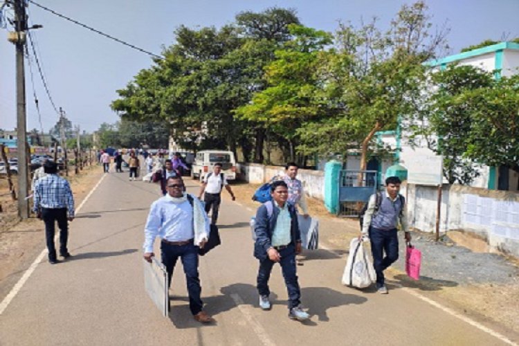 बस्तर और लोहांडीगुड़ा विकासखंड के मतदान दलों को किया गया रवाना