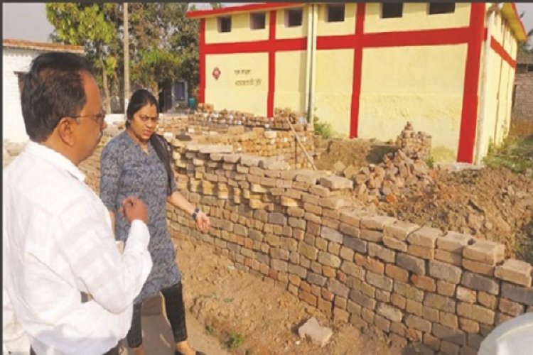 शौचालय मरम्मत के लिए रिसाली में आयुक्त ने बनवाई चेक लिस्ट