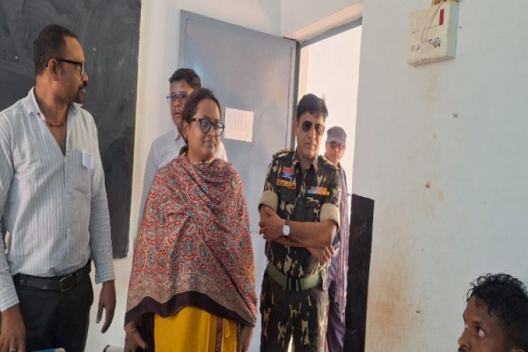 कलेक्टर-एसपी ने किया मतदान केंद्रों का निरीक्षण