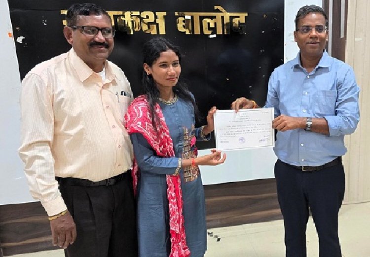 जिला पंचायत के नवनिर्वाचित सदस्यों को प्रदान किया गया प्रमाण पत्र