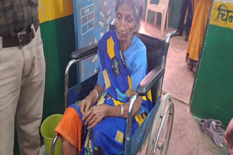 दिव्यांग बिराजो बाई ने किया मतदान, लोकतंत्र में दी सहभागिता
