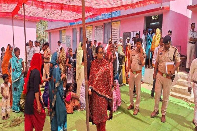 कलेक्टर-एसपी ने महाराष्ट्र सीमा क्षेत्र के मतदान केंद्रों का किया निरीक्षण