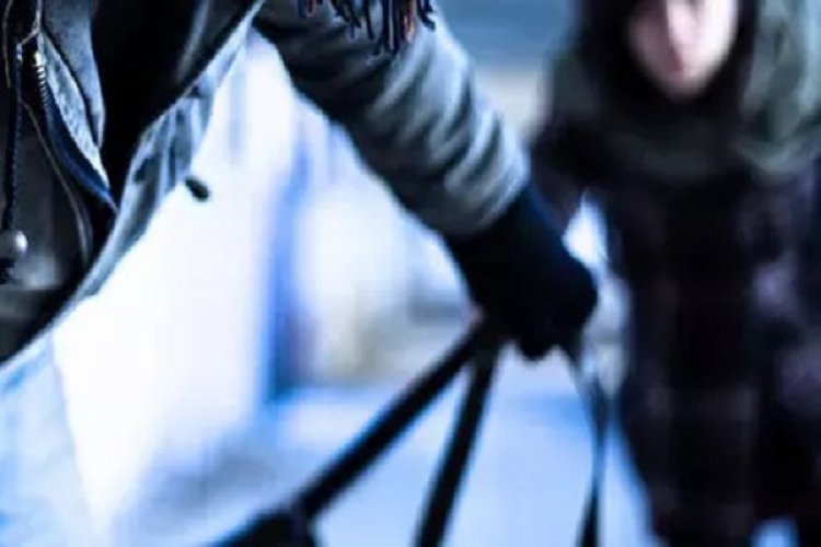 चोरों ने सूने घर में जेवरात नहीं मिलने पर लगाई आग