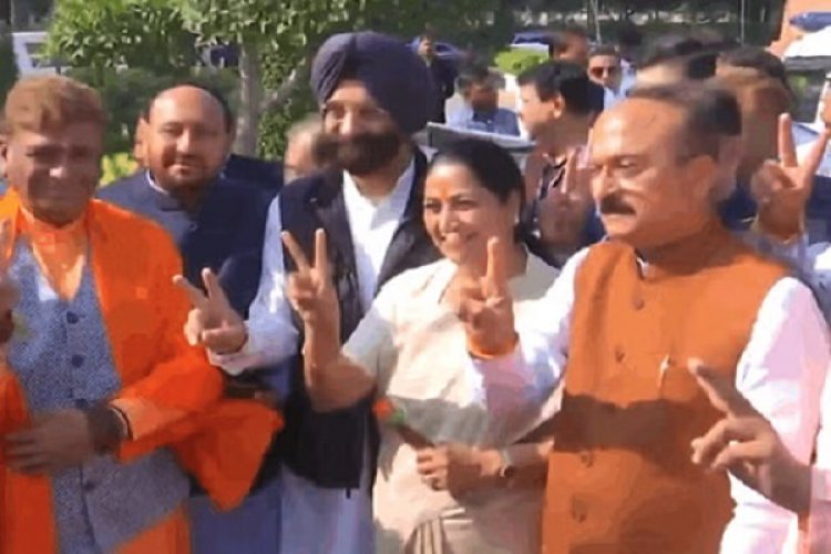 मुख्यमंत्री रेखा गुप्ता दिल्ली विधानसभा पहुंचीं, दिखाया विक्ट्री साइन