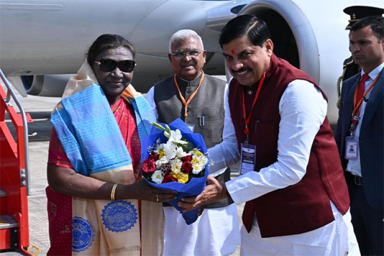 खजुराहो पहुंचने पर राष्ट्रपति द्रौपदी मुर्मु का राज्यपाल और मुख्यमंत्री ने की अगवानी