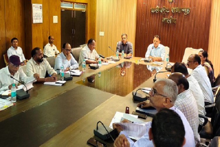 समय-सीमा की बैठक में कलेक्टर ने विभिन्न विभागों के कार्यों की प्रगति की समीक्षा की