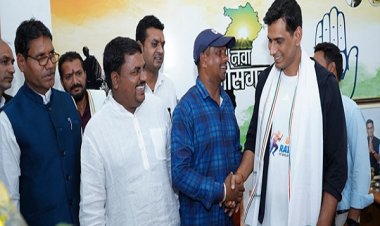 विधायक देवेंद्र यादव ने किया सेक्टर 5 कार्यालय में लोगों से भेंट मुलाकात