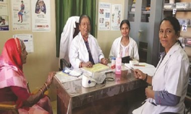 जिला चिकित्सालय ने संयुक्त रूप से ग्राम सांकरा में लगाया चिकित्सा शिविर