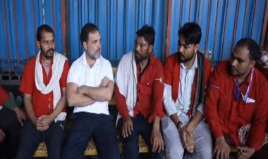 राहुल ने रेलवे स्टेशन पर कुलियों से की मुलाकात