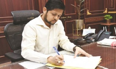 नव पदस्थ कलेक्टर अभिजीत सिंह ने पदभार ग्रहण किया