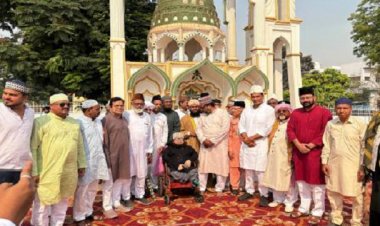 ईद पर अमन की दुआएं, गले मिलकर दी मुबारकबाद