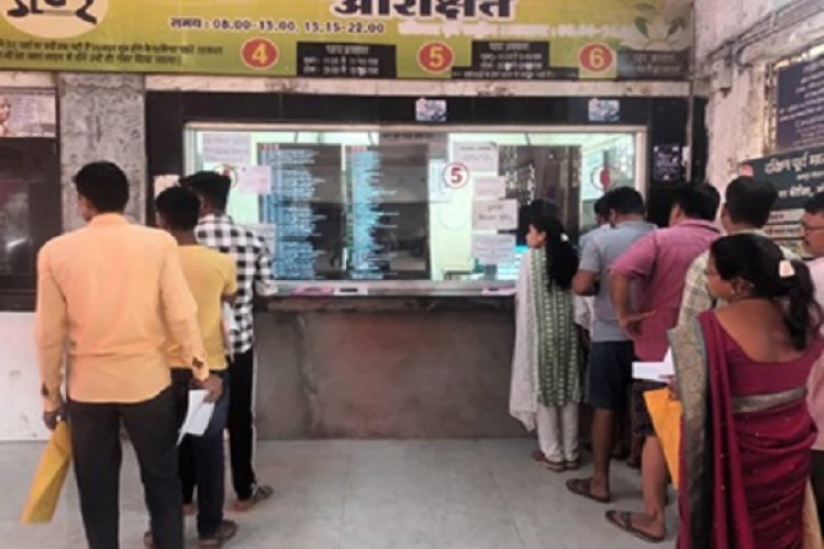 अब रेलवे ने अपने टिकिट काउंटरों पर शुरू किया डिजिटल पेमेंट से टिकिट खरीदी