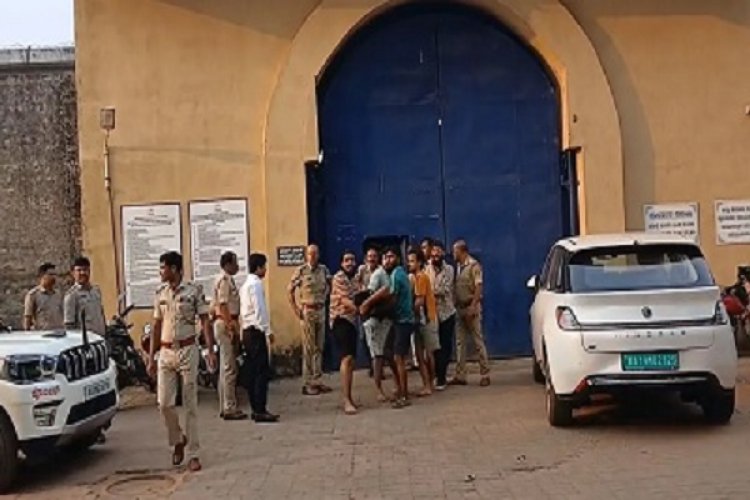 जेल का खाना खाकर अस्पताल पहुंच गए 45 कैदी