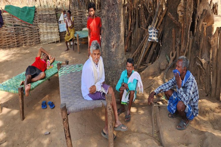 सुकमा में अज्ञात बीमारी का कहर, एक माह में 8 मौतें, बुजुर्ग महिला को पेड़ के नीचे ग्लूकोज चढ़ाया