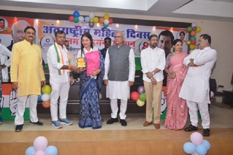 कांग्रेस ने किया महिला पत्रकारों का ‘‘कलम वीरांगना सम्मान’’