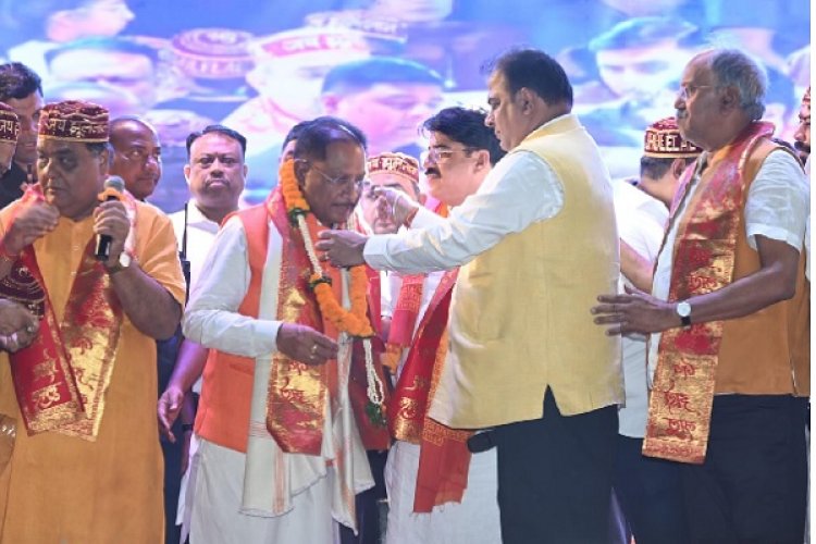 साय ने भगवान झूलेलाल की शोभायात्रा का फूलों से किया स्वागत