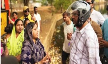 खमरिया जुनवानी में घर घर सम्पर्क करने स्कूटर से पहुंचे विधायक रिकेश सेन