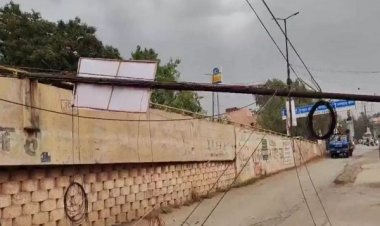 आंधी से आमानाका ओवरब्रिज पर लगे तीन खंभे गिरे, राहगीर बाल-बाल बचे