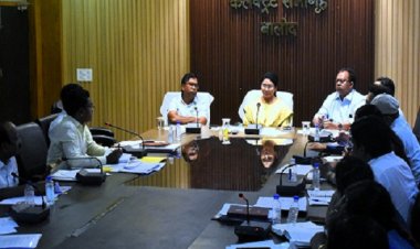 कलेक्टर ने ली समीक्षा बैठक : विभागीय योजनाओं और कार्यों के बेहतर क्रियान्वयन के लिए दिए दिशा-निर्देश