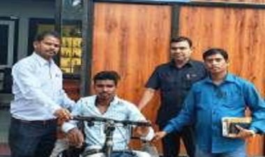 मुख्यमंत्री कैंप कार्यालय में निशक्त हेरालाल राम को प्रदान किया गया मोटराइज ट्राई सायकल और वैशाखी