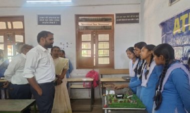 अटल टिकरिंग लैब के मॉडलों का कलेक्टर ने किया निरीक्षण