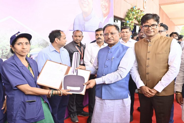 मुख्यमंत्री श्री विष्णु देव साय ने नवा रायपुर में ई-ऑटो सेवा का किया शुभारंभ