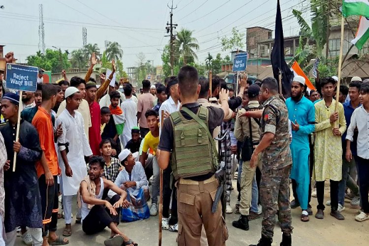 बंगाल के बाद असम में हिंसक हुआ वक्फ कानून के खिलाफ प्रदर्शन, पुलिस पर पथराव; जवानों ने किया लाठीचार्ज