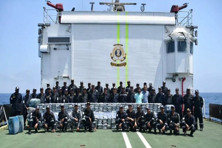 गुजरात ATS और कोस्ट गार्ड को बड़ी कामयाबी, अरब सागर में पकड़ी गई 1800 करोड़ की 300 किलो ड्रग्स