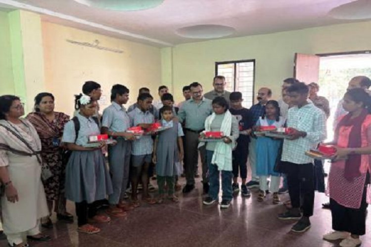 दृष्टीबाधित बच्चों को कलेक्टर भोसकर ने प्रदान किया मोबाइल