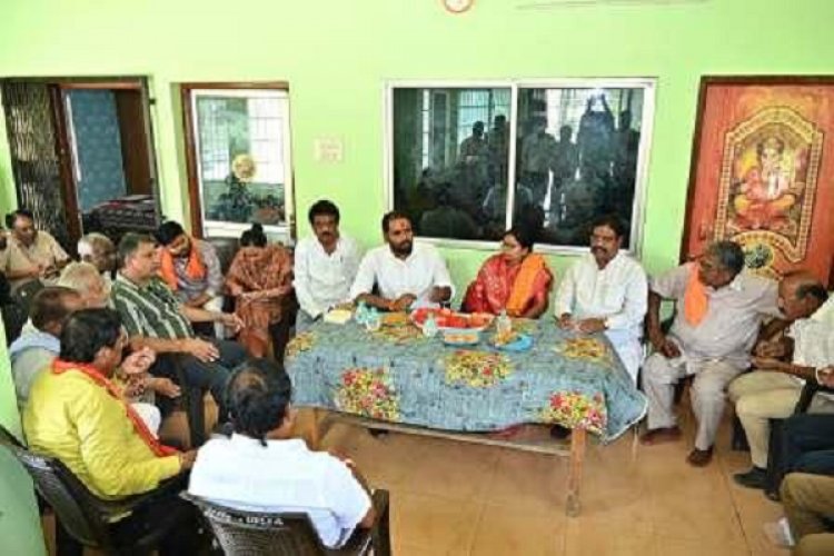 कलेक्टर ने नगरी में विकासखंड अधिकारियों की ली क्लास