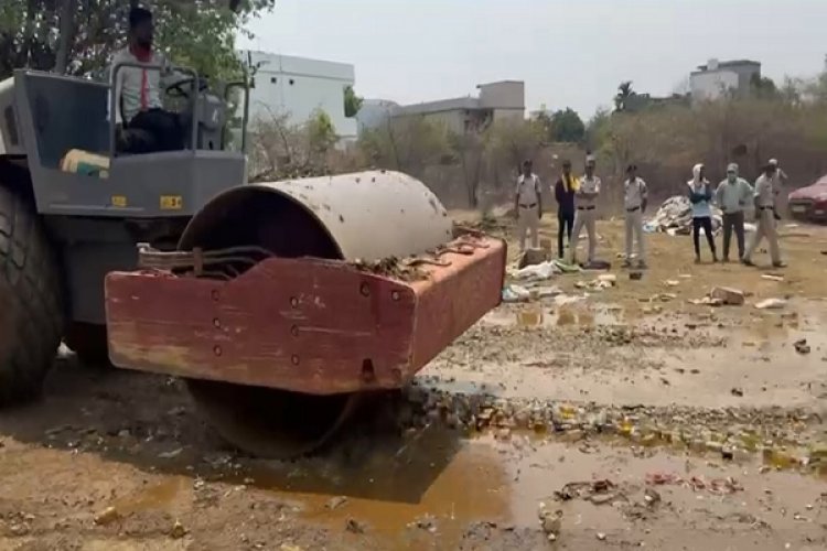 रायपुर पुलिस ने नष्ट की करोड़ों की अवैध शराब