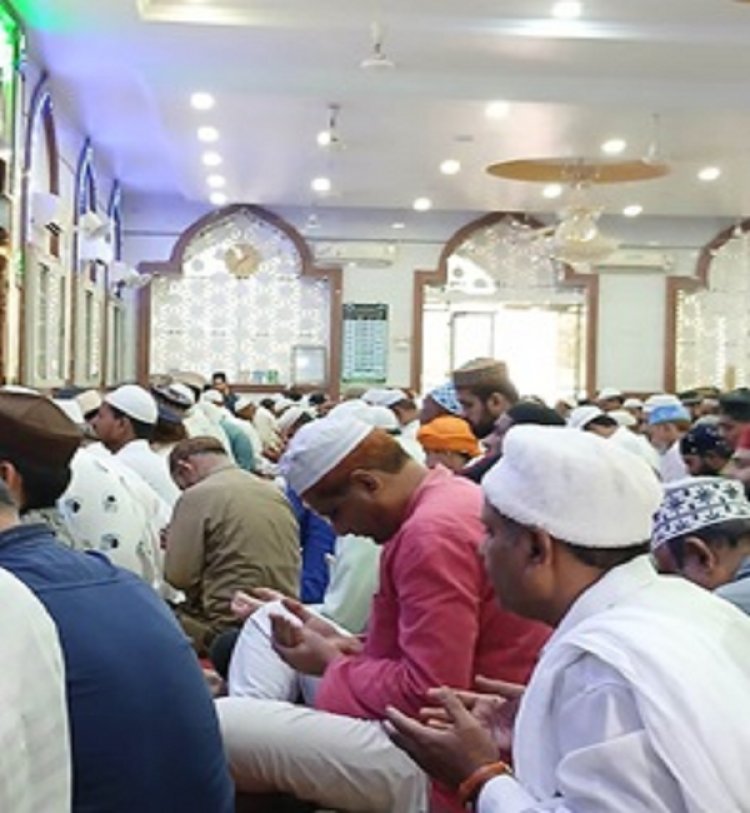 मस्जिदों से उठी आतंकवाद के खिलाफ आवाज, की गईं अमन की दुआएं