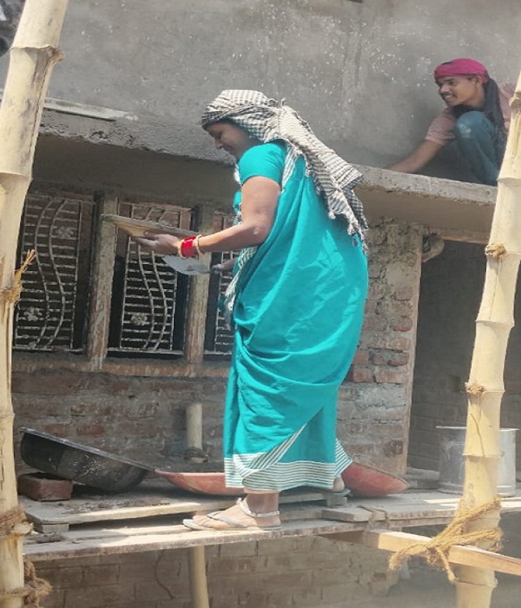 ईंट,सीमेंट गारों से अनीता के जीवन को मिल रही मजबूती
