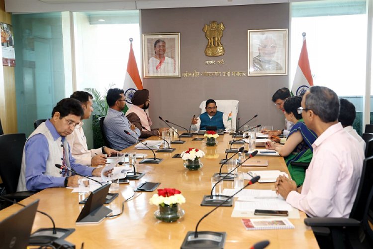 श्री प्रल्हाद वेंकटेश जोशी] माननीय कैबिनेट मंत्री] एम-एन-आर-ई- भारत सरकार से क्रेडा के माननीय अध्यक्ष एवं सी-ई-ओ-] क्रेडा द्वारा सौर ऊर्जा से संबंधित विभिन्न योजनाओं के संबंध में दिल्ली में हुई सार्थक बैठक।