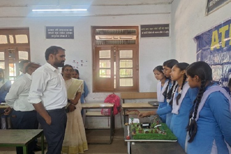 अटल टिकरिंग लैब के मॉडलों का कलेक्टर ने किया निरीक्षण