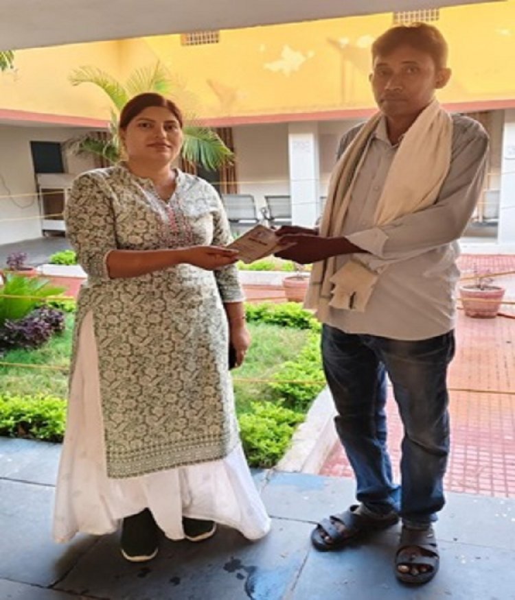 सुशासन तिहार” में डूमरपाली के महेश राम को मिला किसान किताब