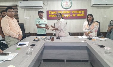 किसान लक्ष्मी नाथ को मिली नई ऋण पुस्तिका