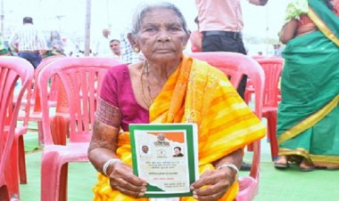 सुशासन तिहार : तत्काल राशन कार्ड मिलने से अभिभूत हुई बुजुर्ग महिला ढेला बाई