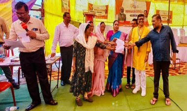 नक्सल पीड़ित परिवारों को मिला पीएम आवास स्वीकृति प्रमाण पत्र