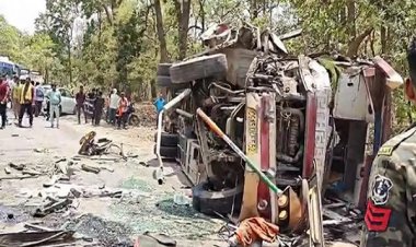 ओवरटेक के चक्कर में पलटी बस, दर्जन भर यात्री घायल...