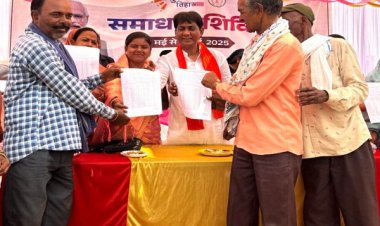 समाधान शिविर में पेंशन स्वीकृति पत्र पाकर खिले लाभार्थियों के चेहरे