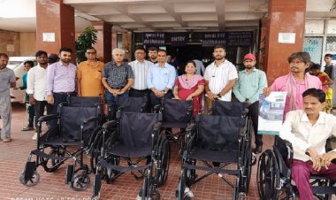 चरामेति फाउंडेशन ने अम्बेडकर अस्पताल को दिये आठ नग व्हीलचेयर